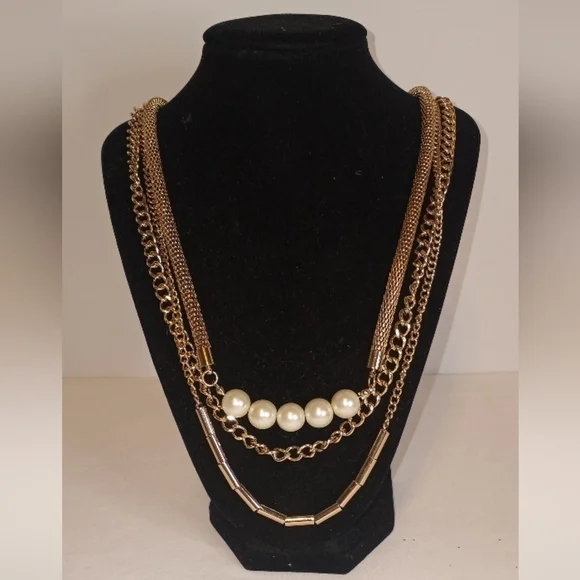 ONE piece Stacked necklace 5 faux pearls & 3 chains gold toned metal NWOT - Picture 2 of 3